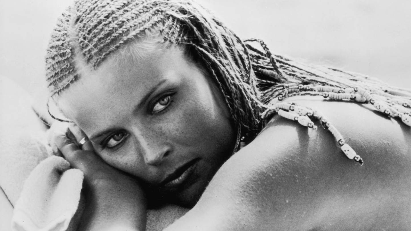 Πώς θα έμοιαζε το Instagram της Bo Derek αν το διαχειριζόμασταν εμείς