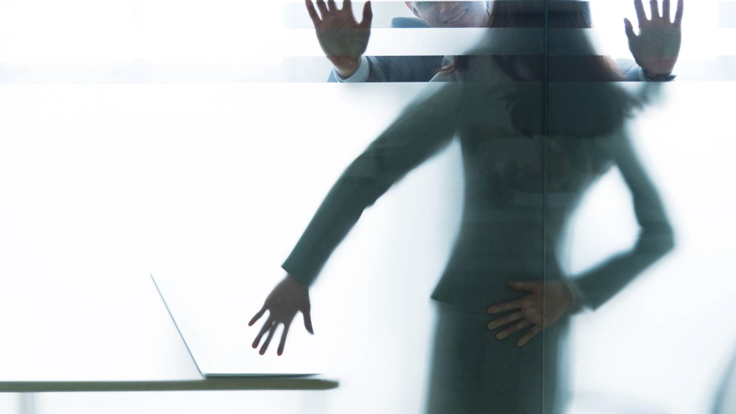 Πού μπορεί να απευθυνθεί μια γυναίκα-θύμα παρενόχλησης στον εργασιακό χώρο