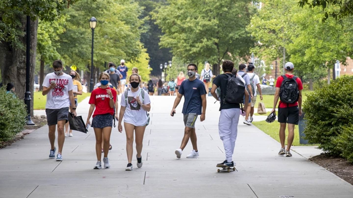 Κορονοϊός: Πάνω από 100 οι διασωληνωμένοι, 9.360 νέα κρούσματα