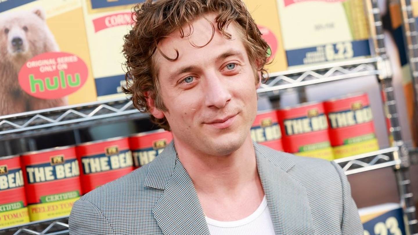 Κάθε άντρας εκεί έξω μπορεί να μπει τα ρούχα του Jeremy Allen White