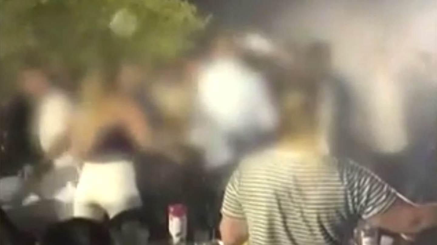 Άγριος καβγάς σε πανηγύρι στο Αγρίνιο - Παρενέβη η Γωγώ Τσαμπά (βίντεο)