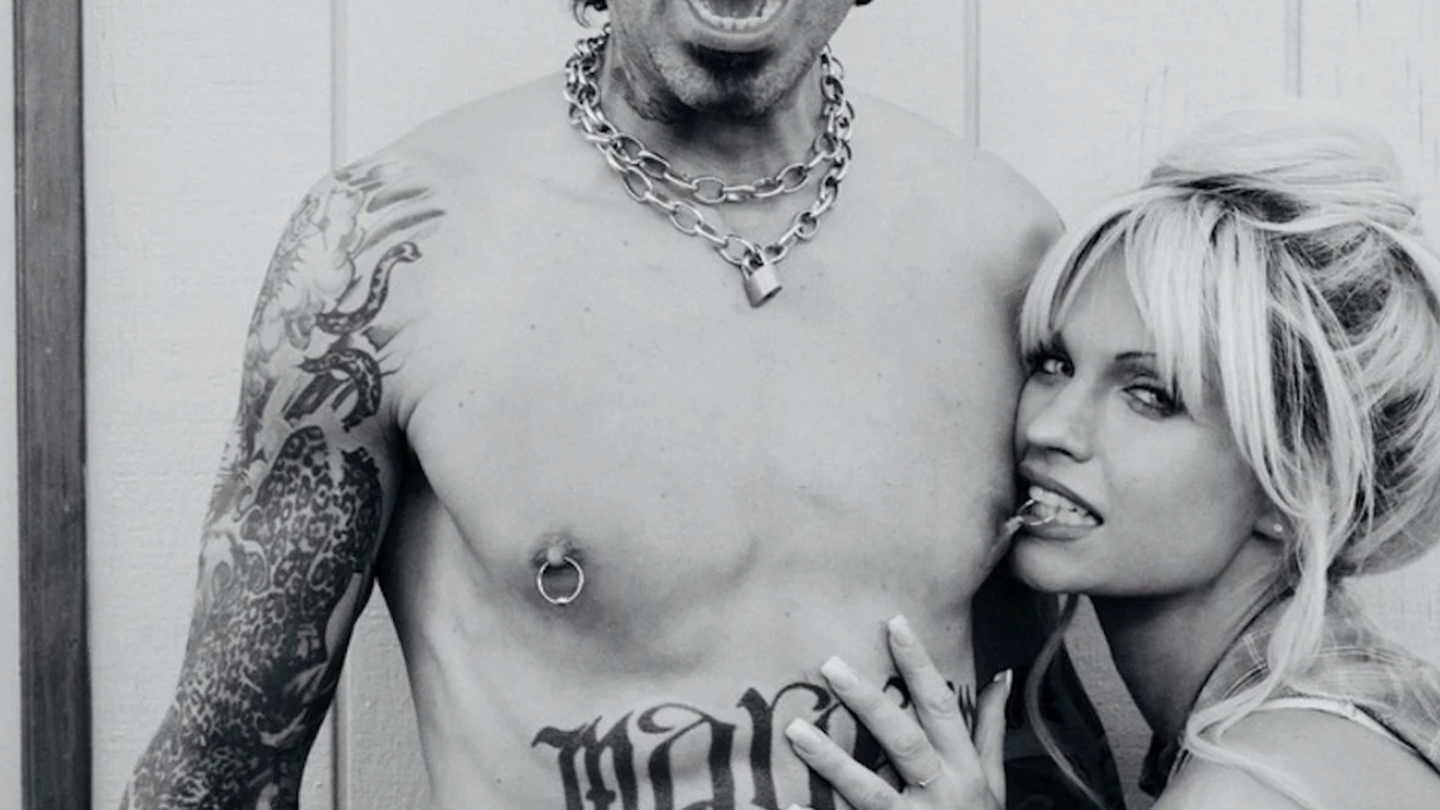 Lily James και Sebastian Stan όπως λέμε Pamela Anderson και Tommy Lee