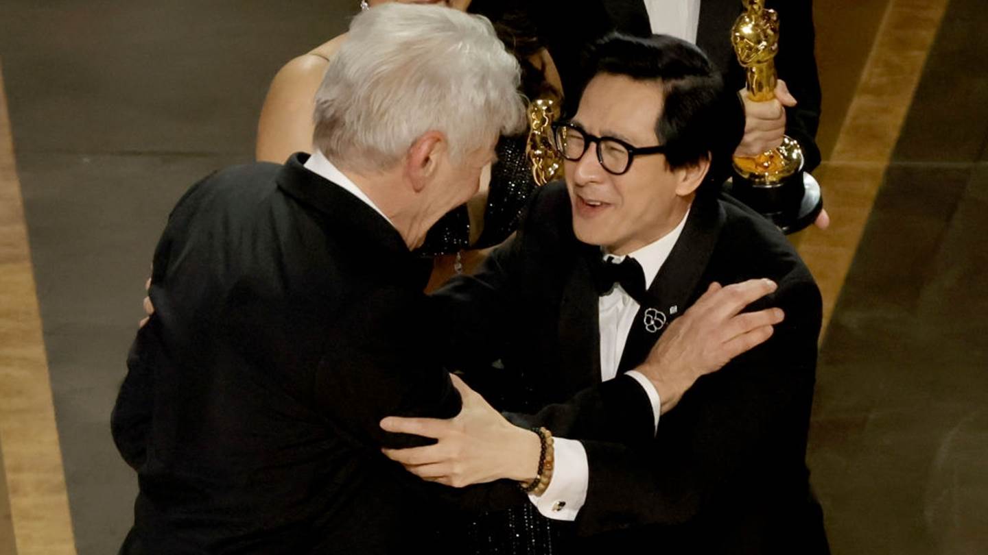 Viral η αγκαλιά Ke Huy Quan - Harrison Ford, 30 χρόνια μετά το Indiana Jones