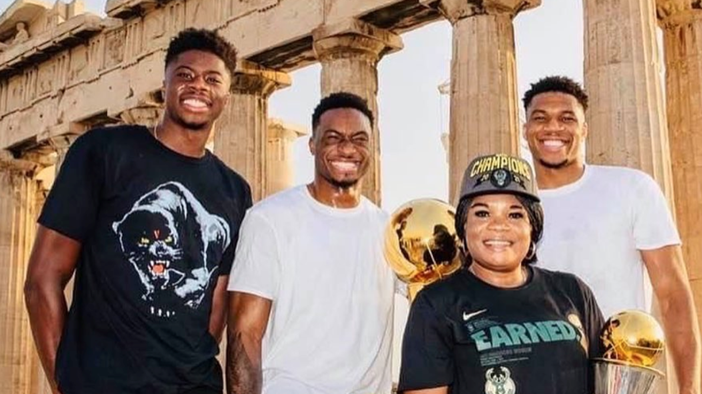 Ο Γιάννης Αντετοκούνμπο και το τρόπαιο του ΝΒΑ στην Ακρόπολη