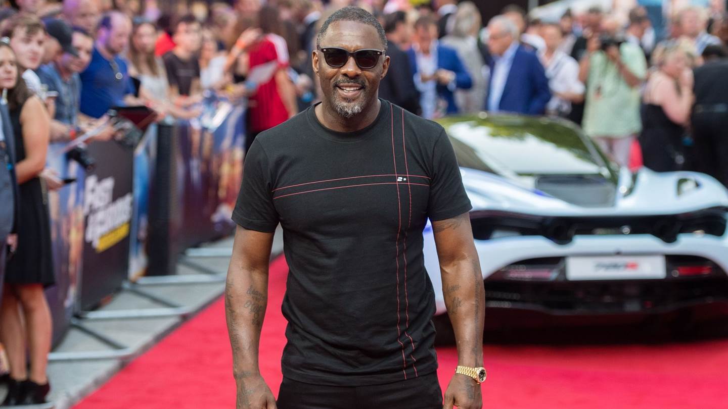 Το καλοκαιρινό total black look του Idris Elba
