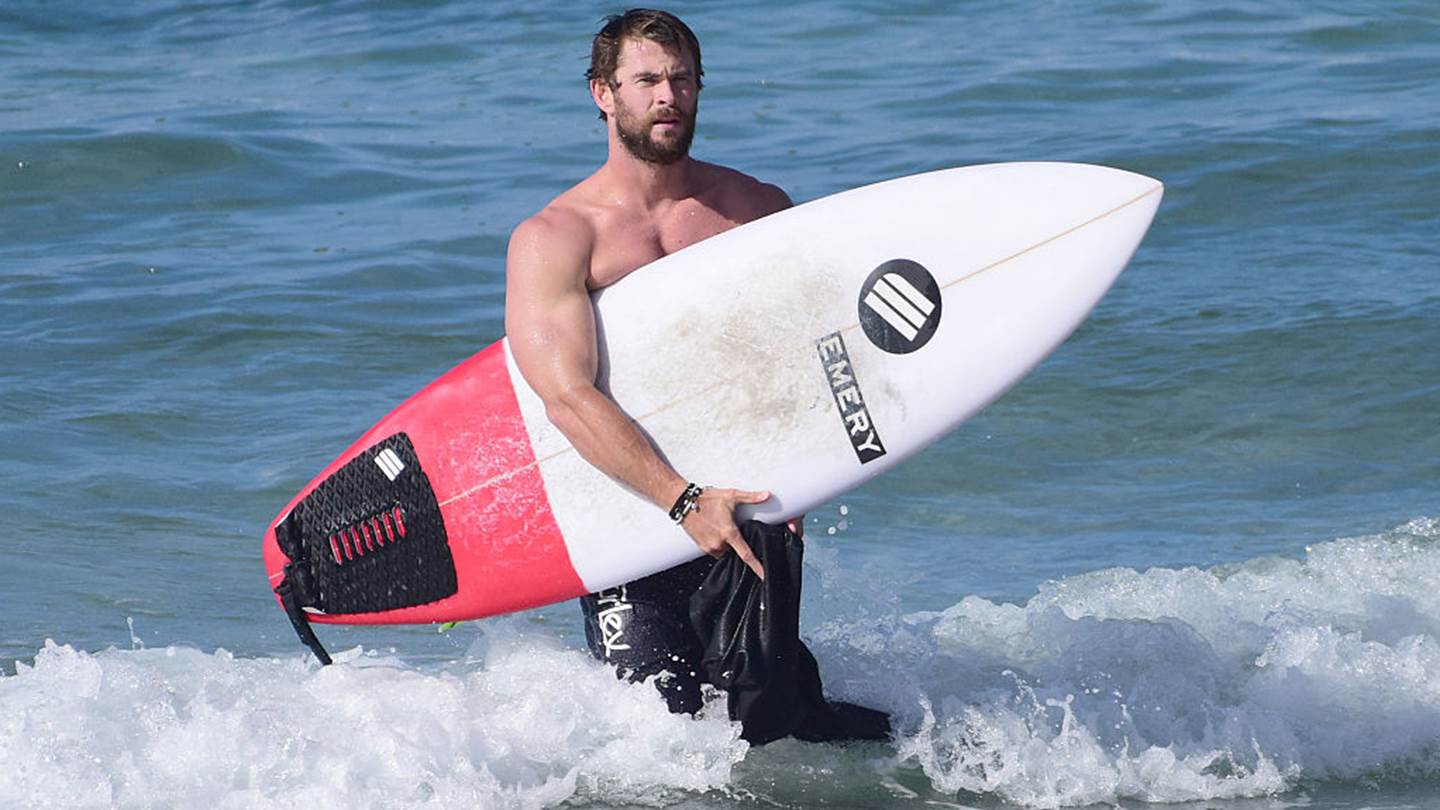 Ο Chris Hemsworth έτοιμος να κολυμπήσει με καρχαρίες