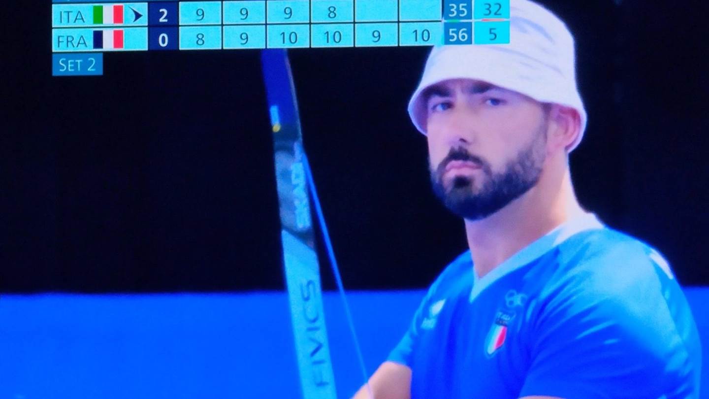 Σε άλλα νέα, ο Eminem έχει σωσία, είναι Ιταλός τοξοβόλος και αγωνίζεται στους Ολυμπιακούς Αγώνες