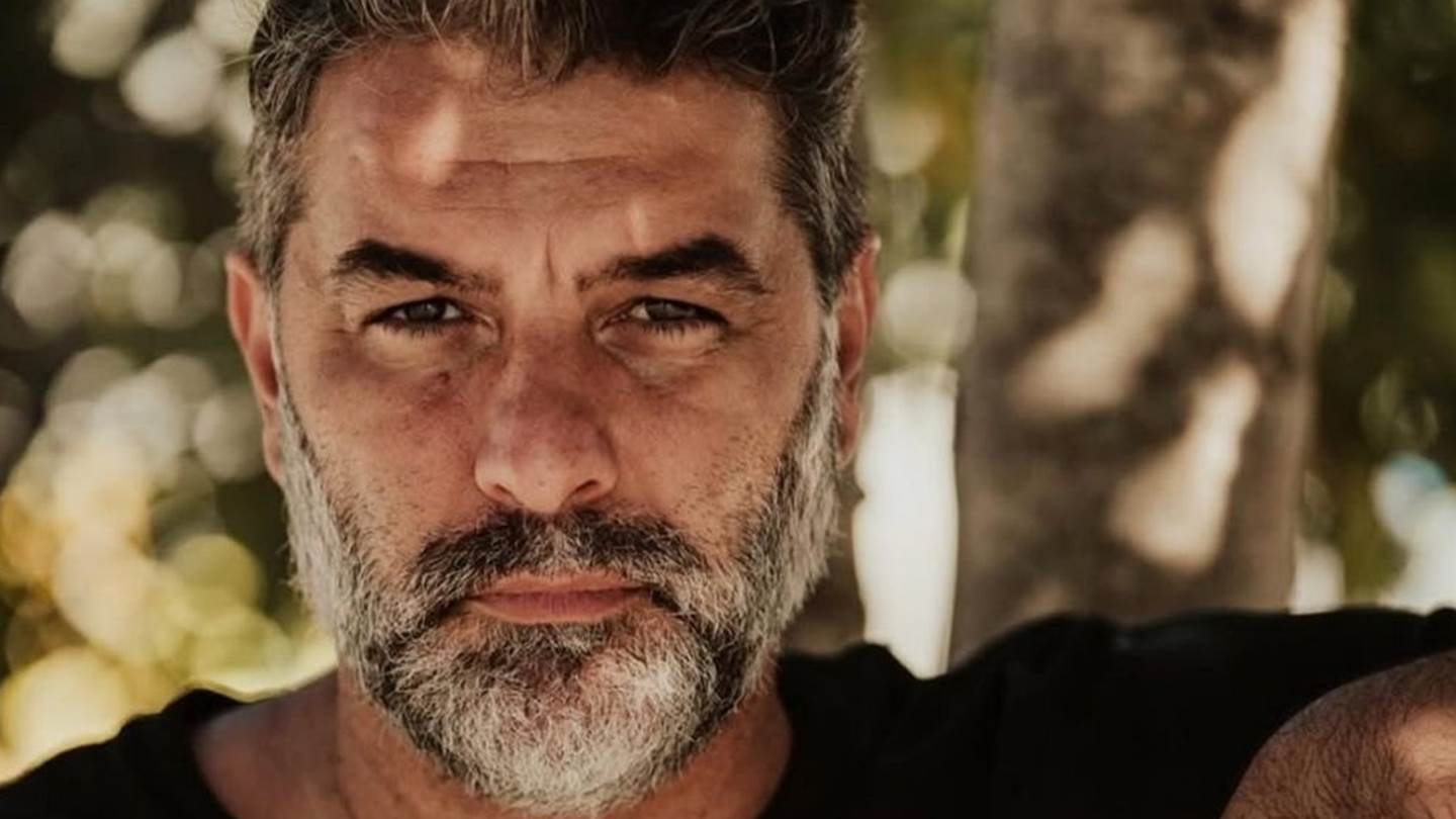 Συνελήφθη ο ηθοποιός Βασίλης Μπισμπίκης-προκάλεσε ζημιές σε αυτοκίνητα και εγκατέλειψε το σημείο