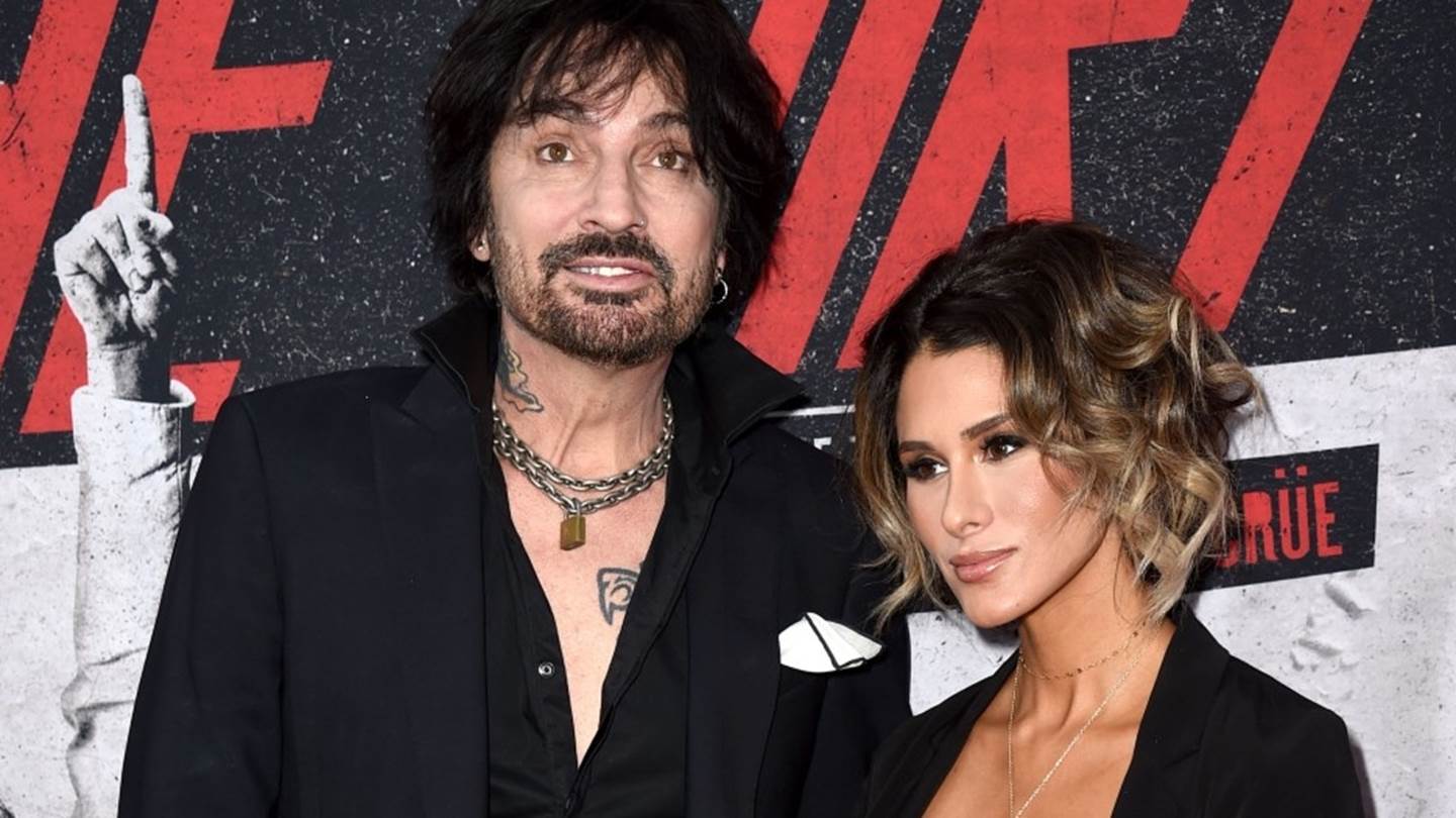 H Brittany Furlan σφάζει με το γάντι την Pamela Anderson