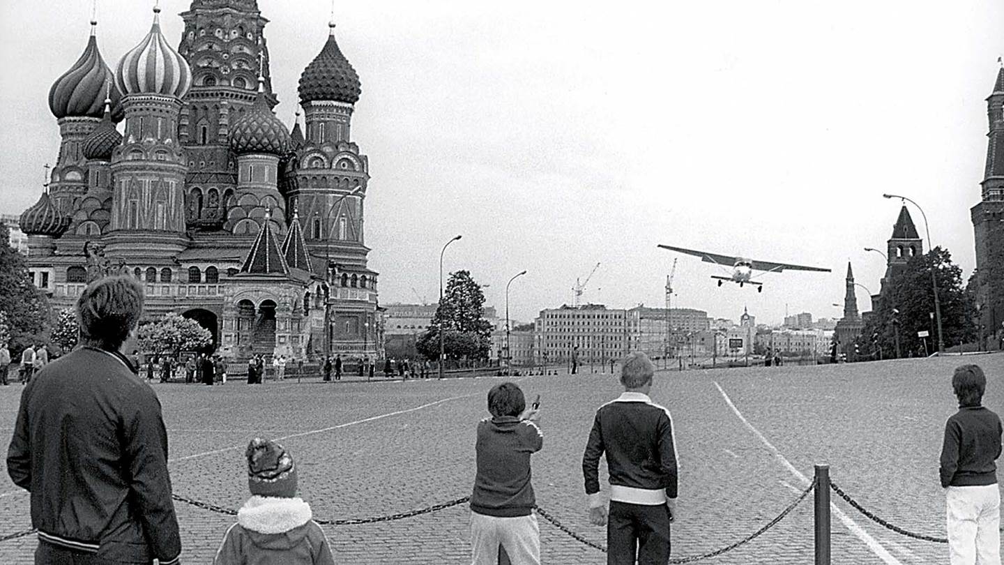 Τότε που ένας έφηβος πέταξε πάνω από το Σιδηρούν Παραπέτασμα και προσγειώθηκε στη Μόσχα