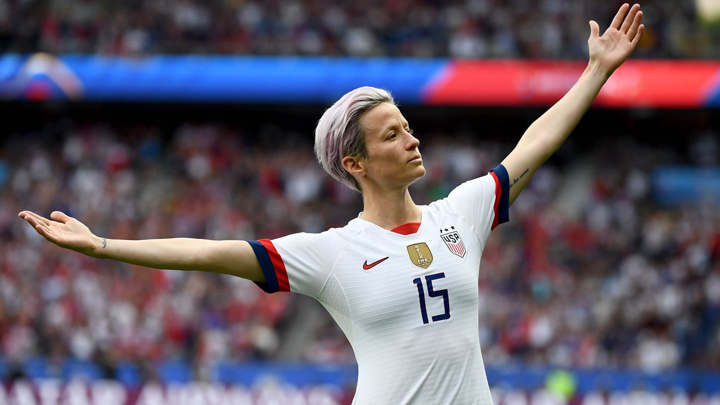 H Megan Rapinoe δεν κλωτσά απλά μία μπάλα