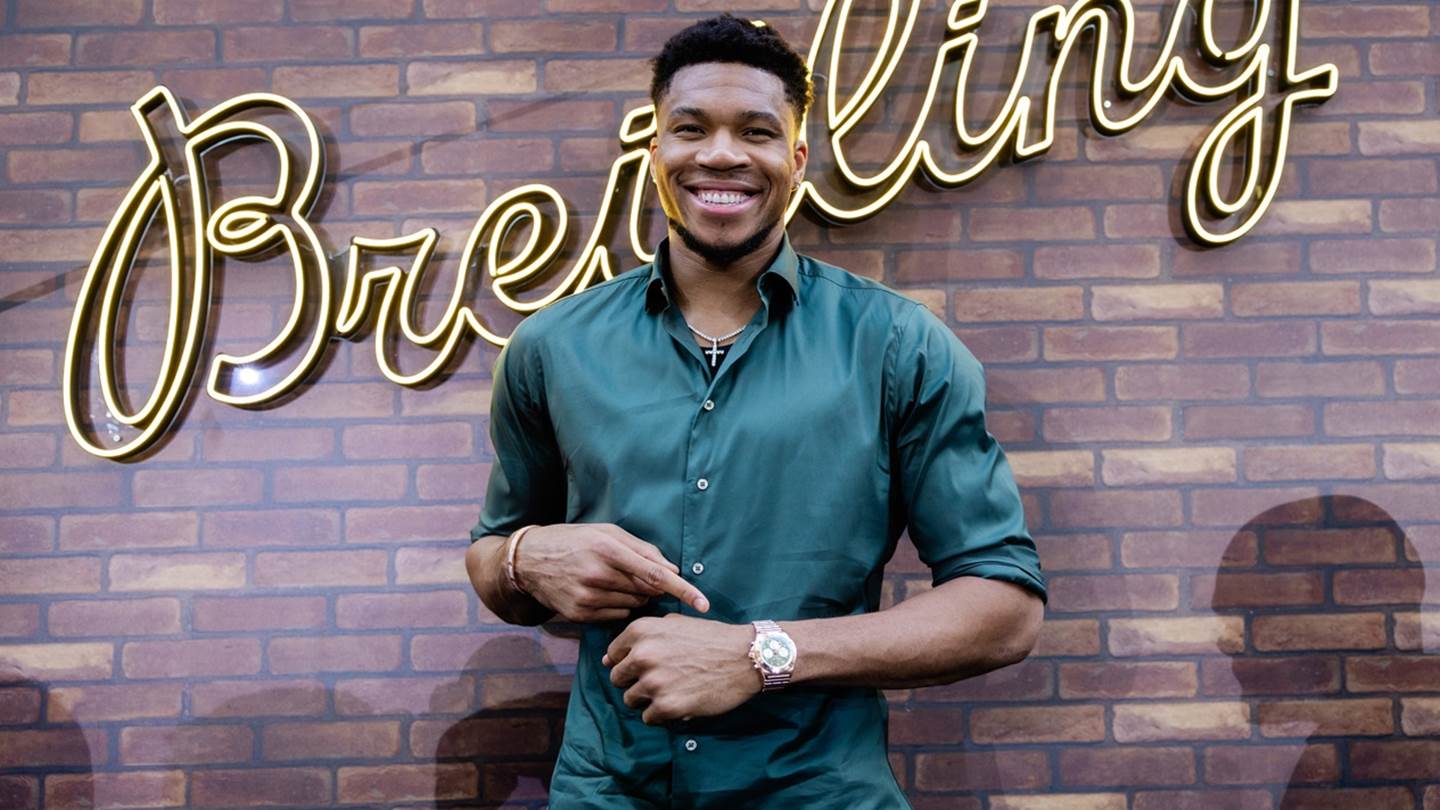 O Γιάννης Αντετοκούνμπο και το Chronomat που φέρει την υπογραφή του