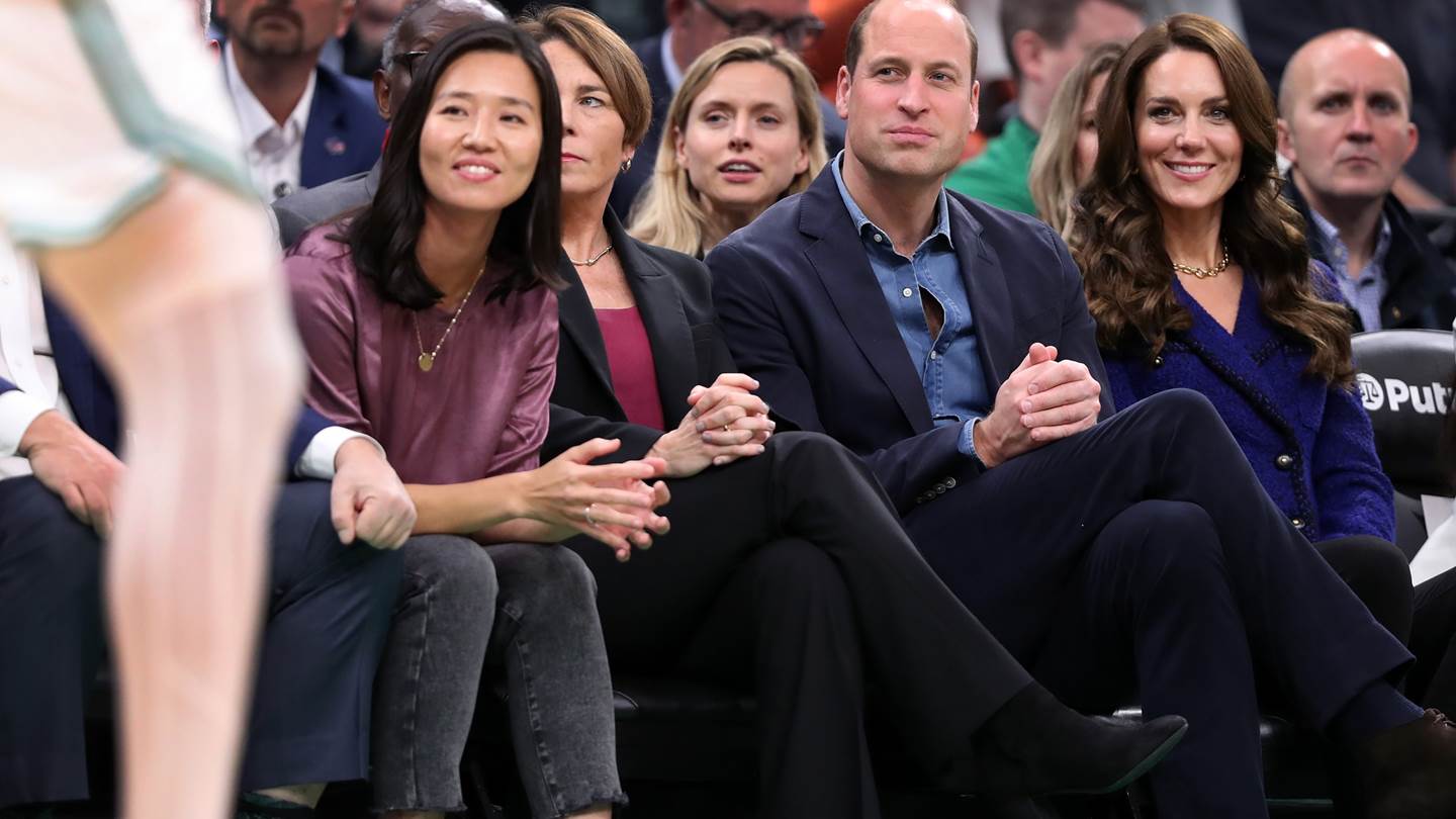Πρίγκιπας William και Kate Middleton είδαν από κοντά τους Boston Celtics