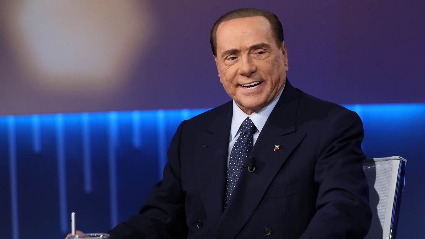 Η επιστροφή του Silvio Berlusconi μετά... βηματοδότη