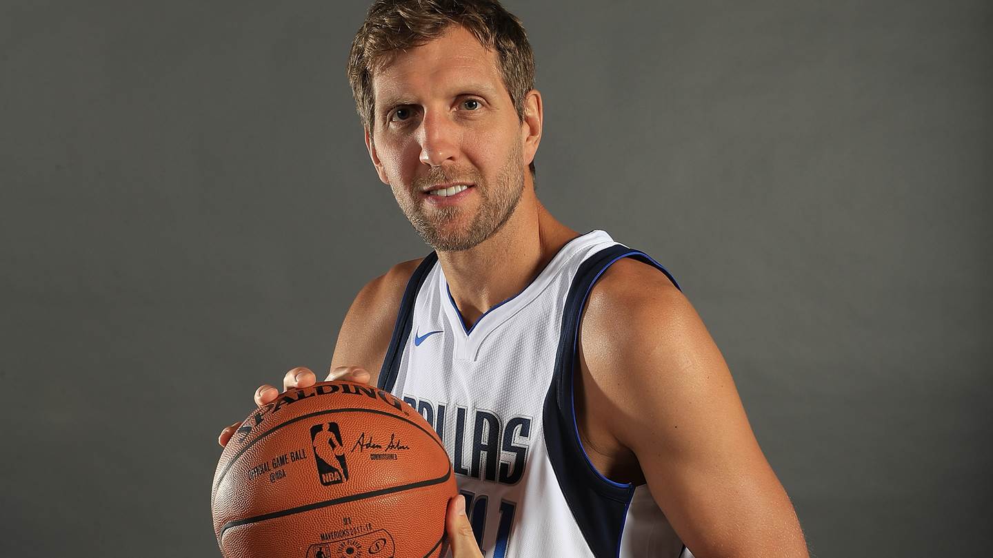 Οι Dallas Mavericks αποσύρουν τη φανέλα του τεράστιου Dirk Nowitzki