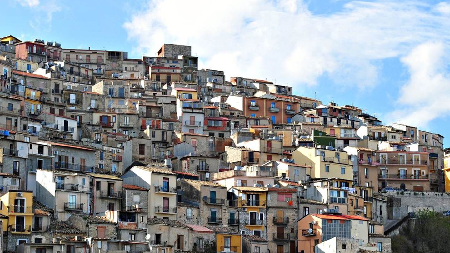 Η κωμόπολη της Σικελίας που προσφέρει δωρεάν σπίτια