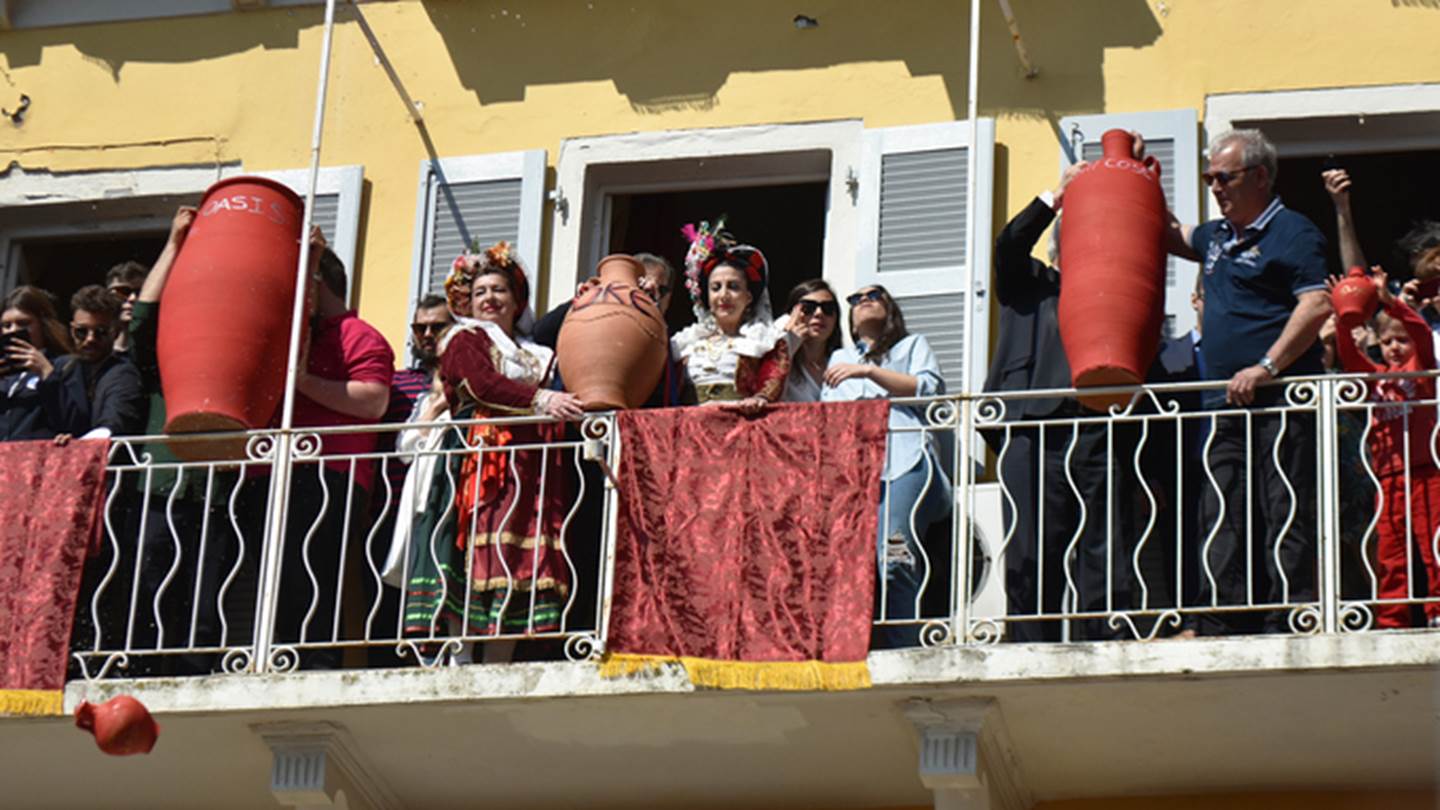 Πάσχα στην Ελλάδα με στάμνες, κούνιες κι αερόστατα