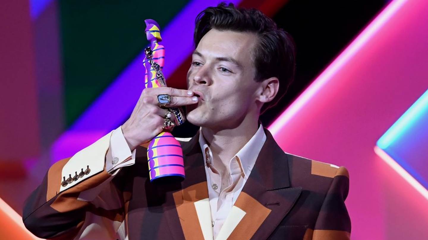 Ακόμα ένα τρελό κοστούμι για τον Harry Styles