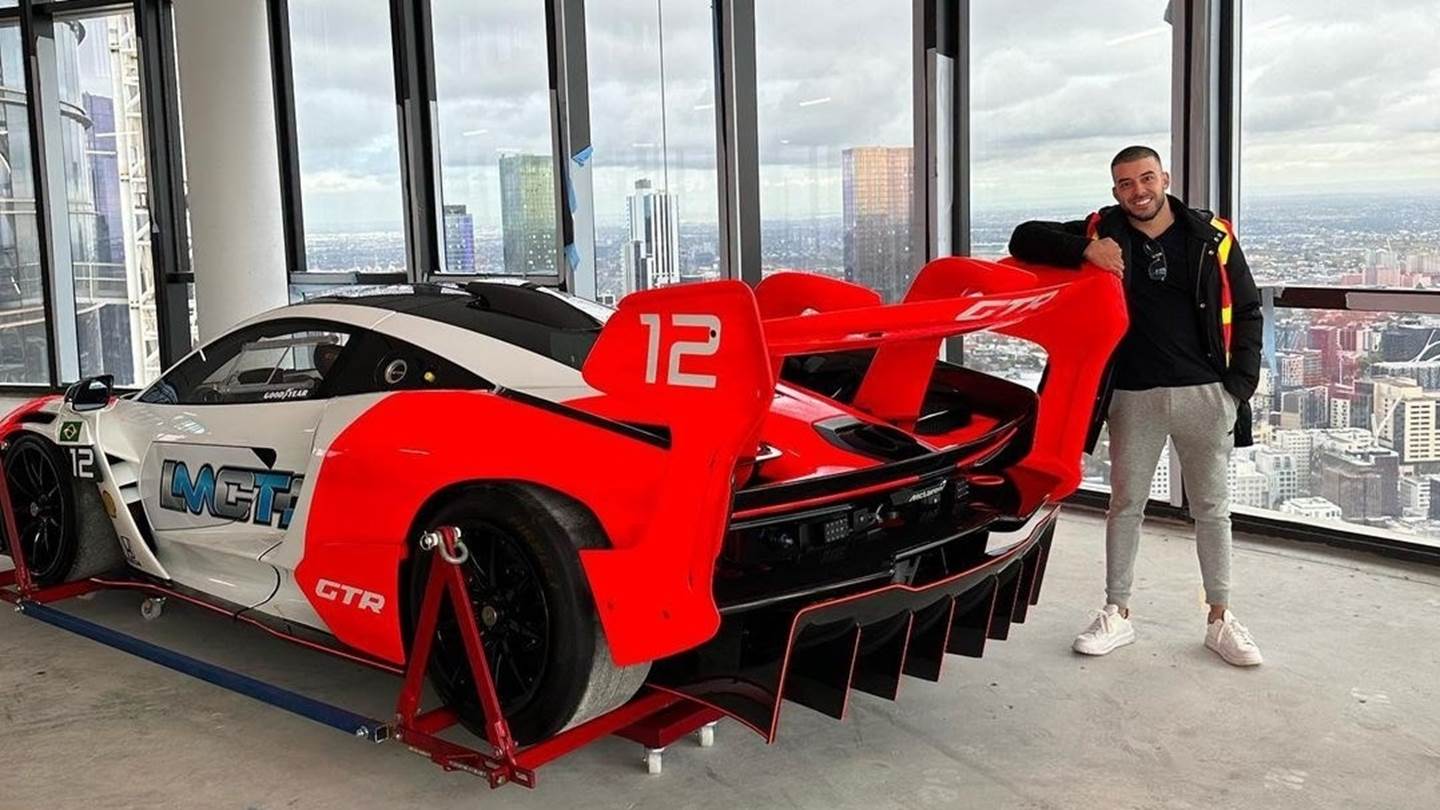 Εκατομμυριούχος ανέβασε μία McLaren Senna GTR σε ουρανοξύστη