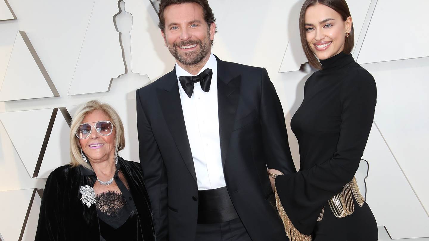 Η μαμά Cooper τρολάρει τον Bradley στο καλύτερο βίντεο που θα δεις σήμερα