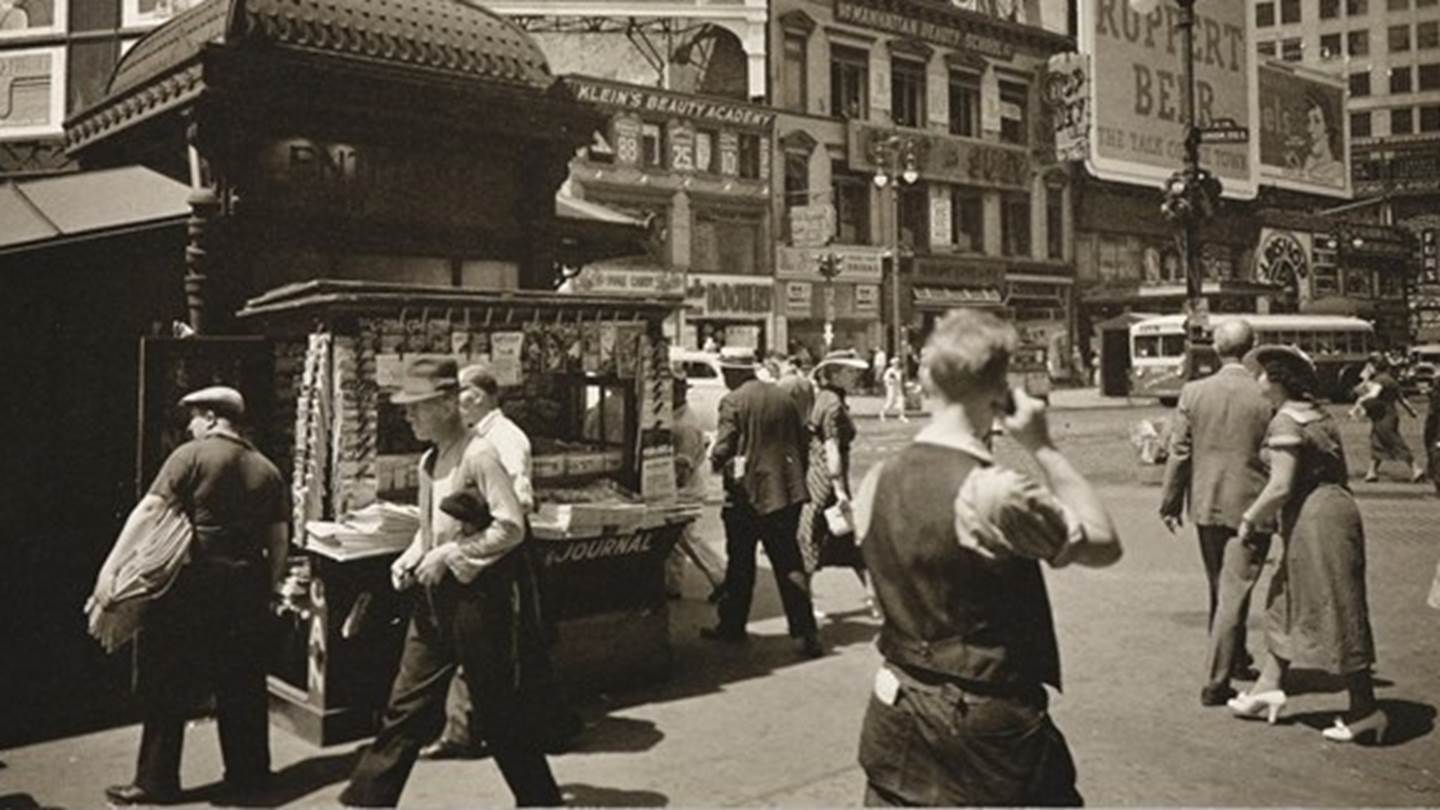 Άνδρας φαίνεται να μιλάει σε κινητό τηλέφωνο, σε φωτογραφία του 1936