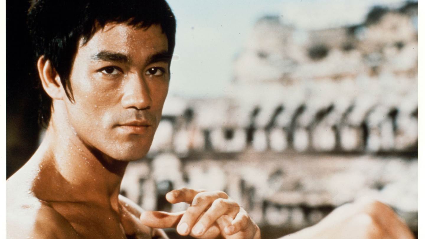 Τα απίστευτα push-ups του Bruce Lee με δύο μόνο δάχτυλα