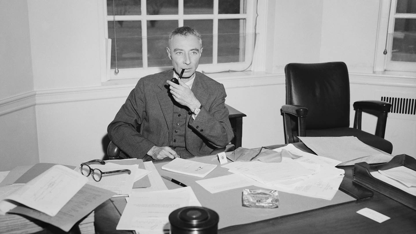 Δημιουργώντας το signature martini του Oppenheimer