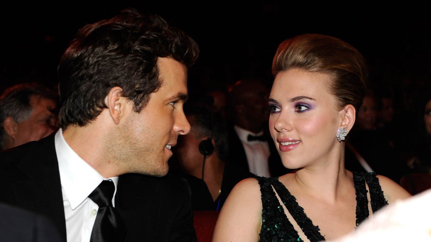 Τι θυμάται η Scarlett Johansson από τον γάμο της με τον Ryan Reynolds