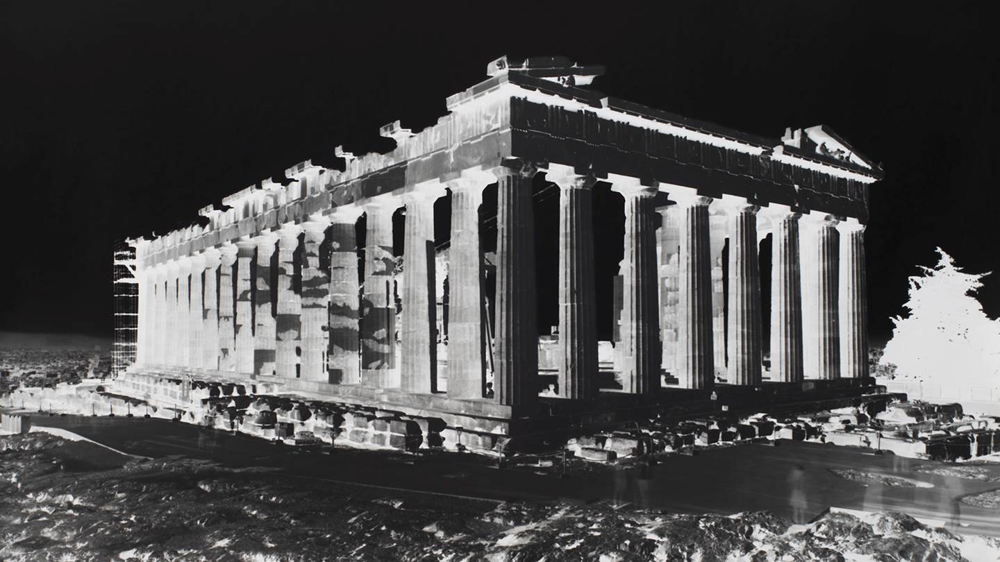 Η Vera Lutter και τα σπαράγματα του παρελθόντος χρόνου