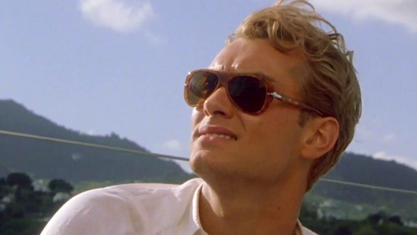 Η Persol αναβιώνει τα γυαλιά ηλίου του Jude Law από τα 90s