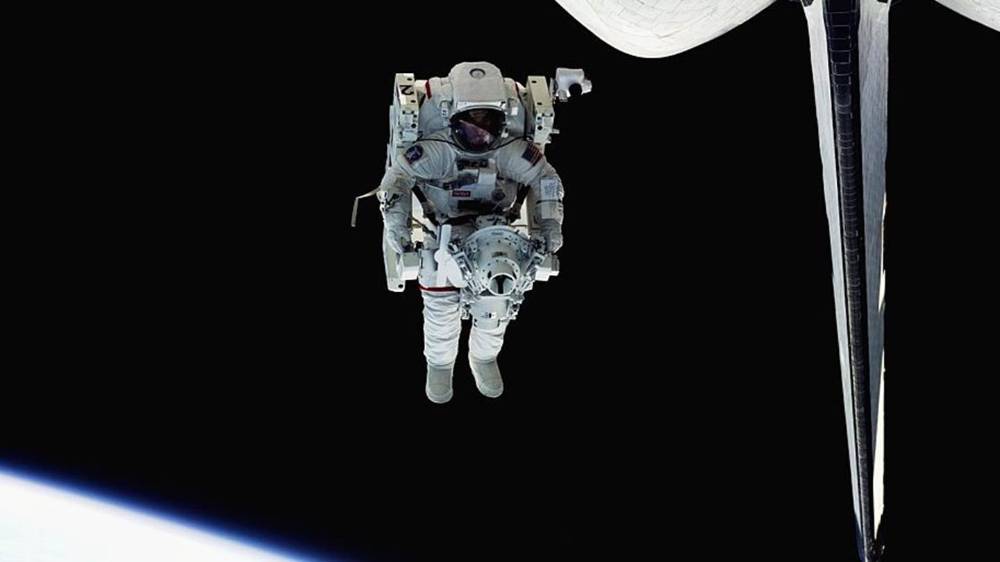 Η απίστευτη αδημοσίευτη φωτογραφία από τον πρώτο διαστημικό περίπατο