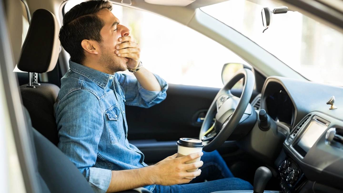 Είναι καλή ιδέα να πίνεις καφέ ενώ οδηγείς; Η επιστήμη απαντά