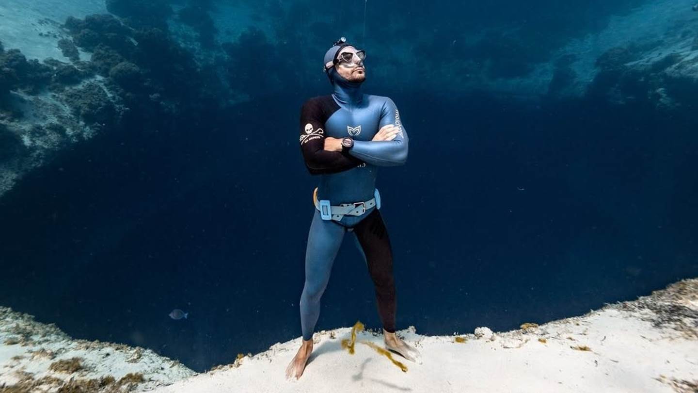 Χωρίς ανάσα για 29 λεπτά και 3 δευτερόλεπτα κάτω απ' το νερό - Ένας δύτης έσπασε όλα τα ρεκόρ