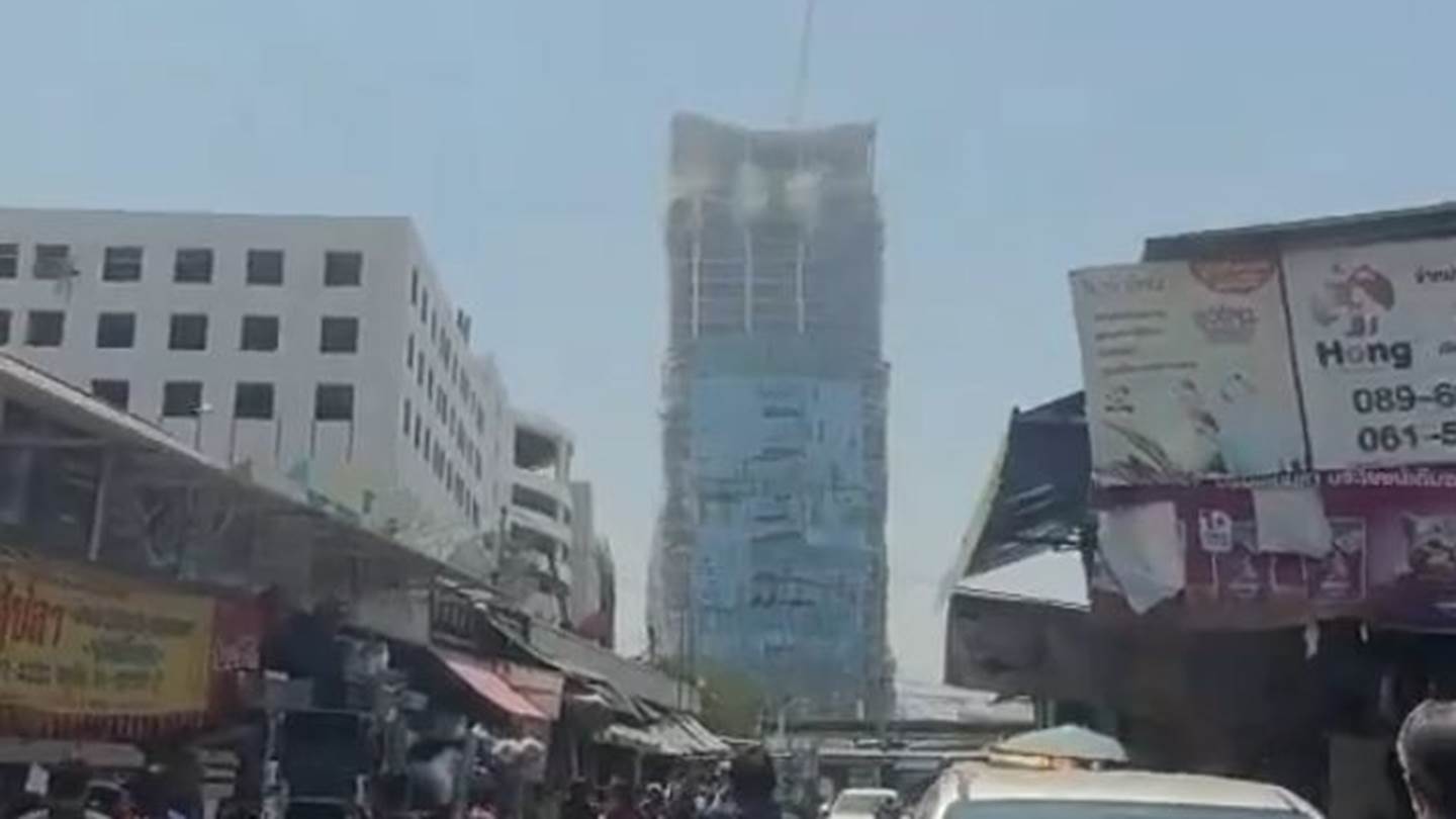 Τρομακτική στιγμή όταν καταρρέει ουρανοξύστης από τον σεισμό των 7,7 Ρίχτερ στη Μιανμάρ (video)