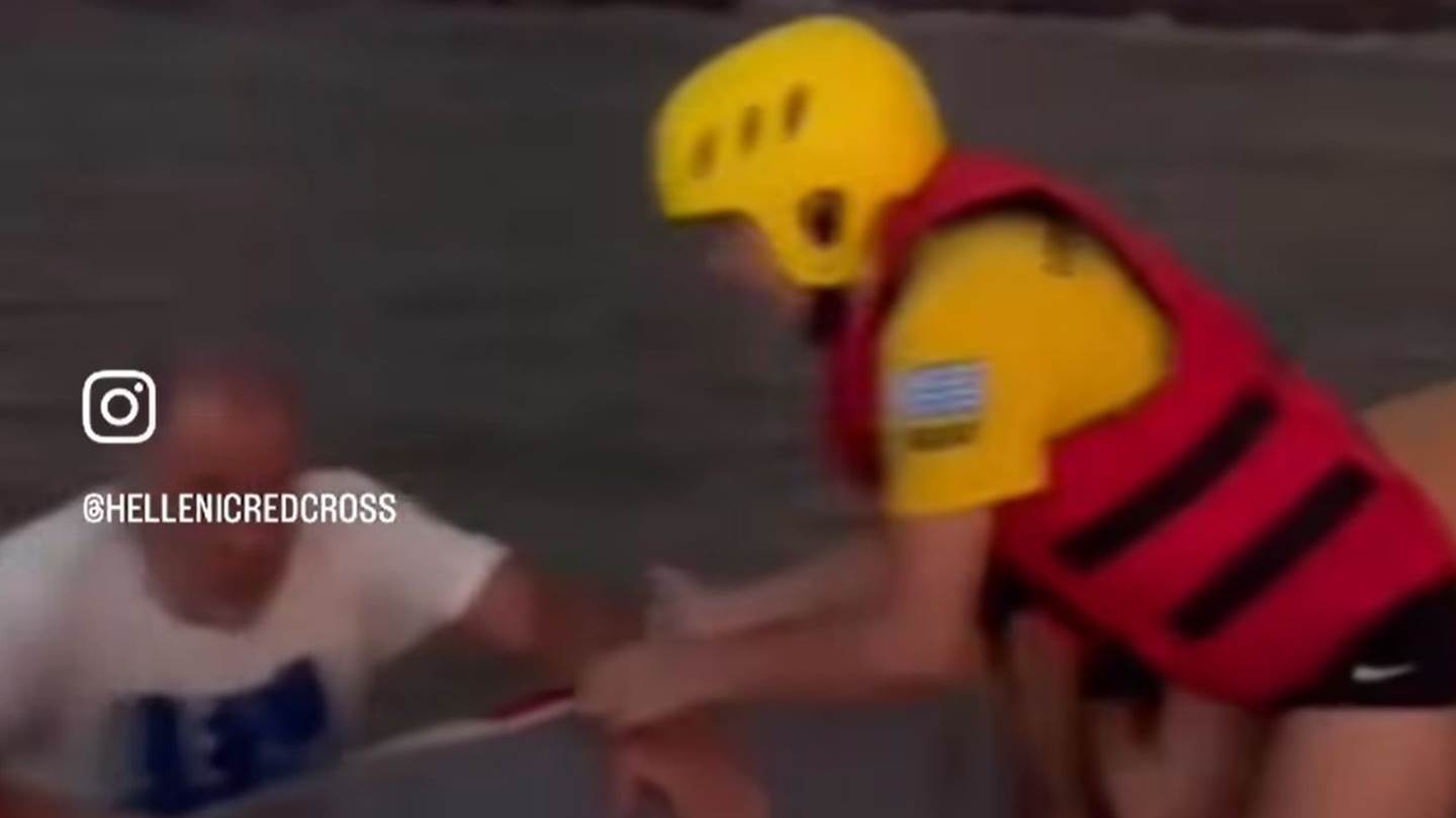 Καρέ-καρέ επιχείρηση διάσωσης από εθελοντές στις φωτιές της Αχαΐας (βίντεο)