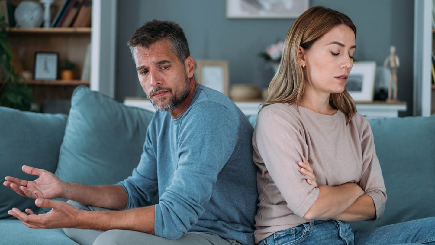 Τι είναι το negging και πώς μπορεί να καταστρέψει μια σχέση