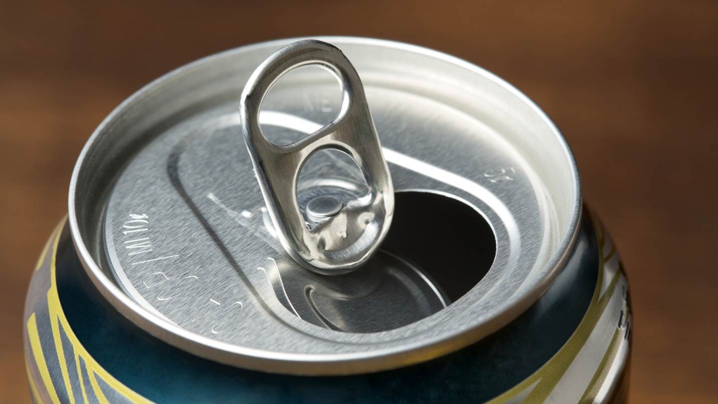 Γιατί υπάρχει η τρύπα στα κουτάκια των αναψυκτικών –Όχι, δεν είναι για το καλαμάκι