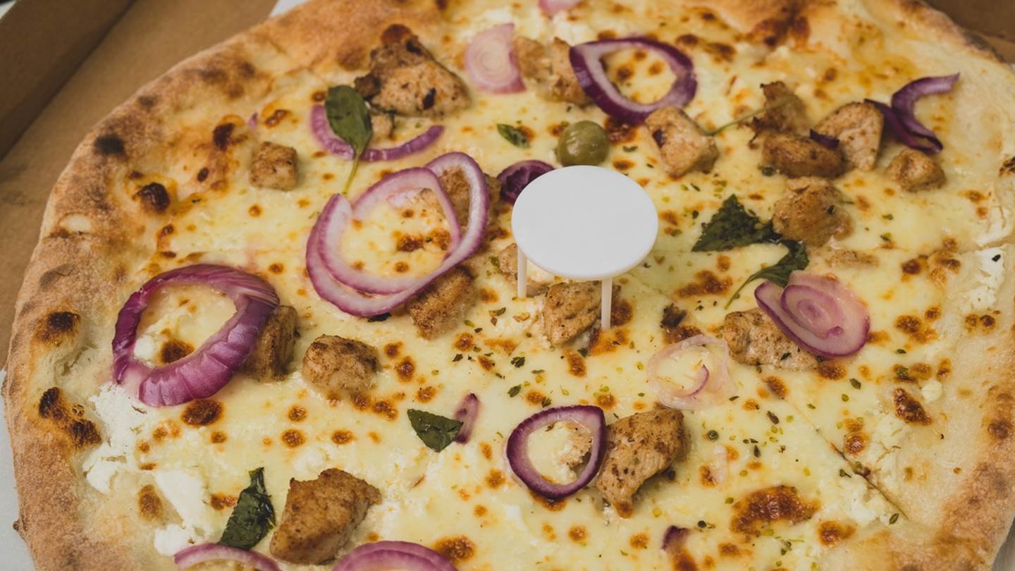 Πίτσα: Πού ακριβώς χρησιμεύει αυτό το πλαστικό στο κέντρο;