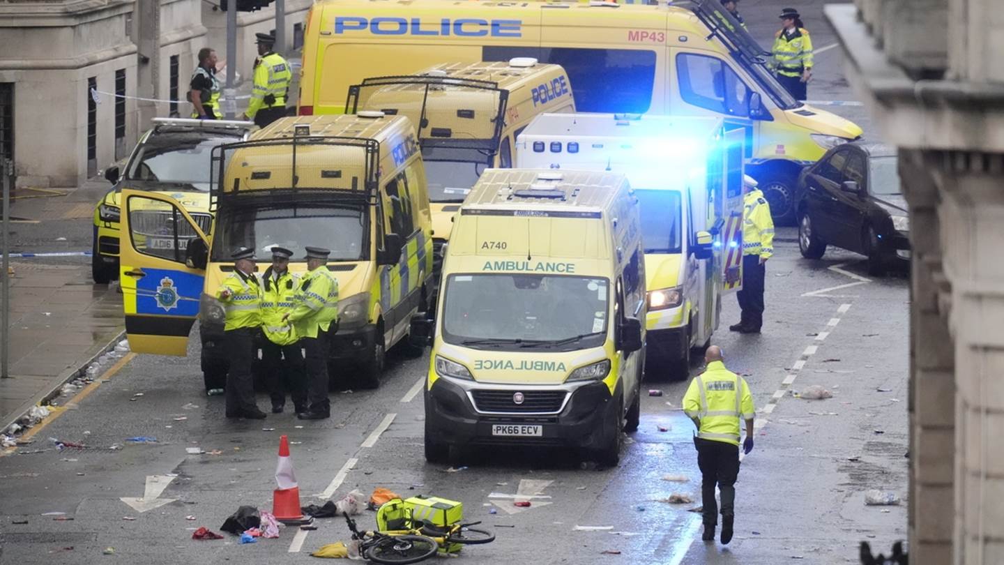 Η στιγμή που αυτοκίνητο πέφτει πάνω σε οπαδούς της Liverpool (video)