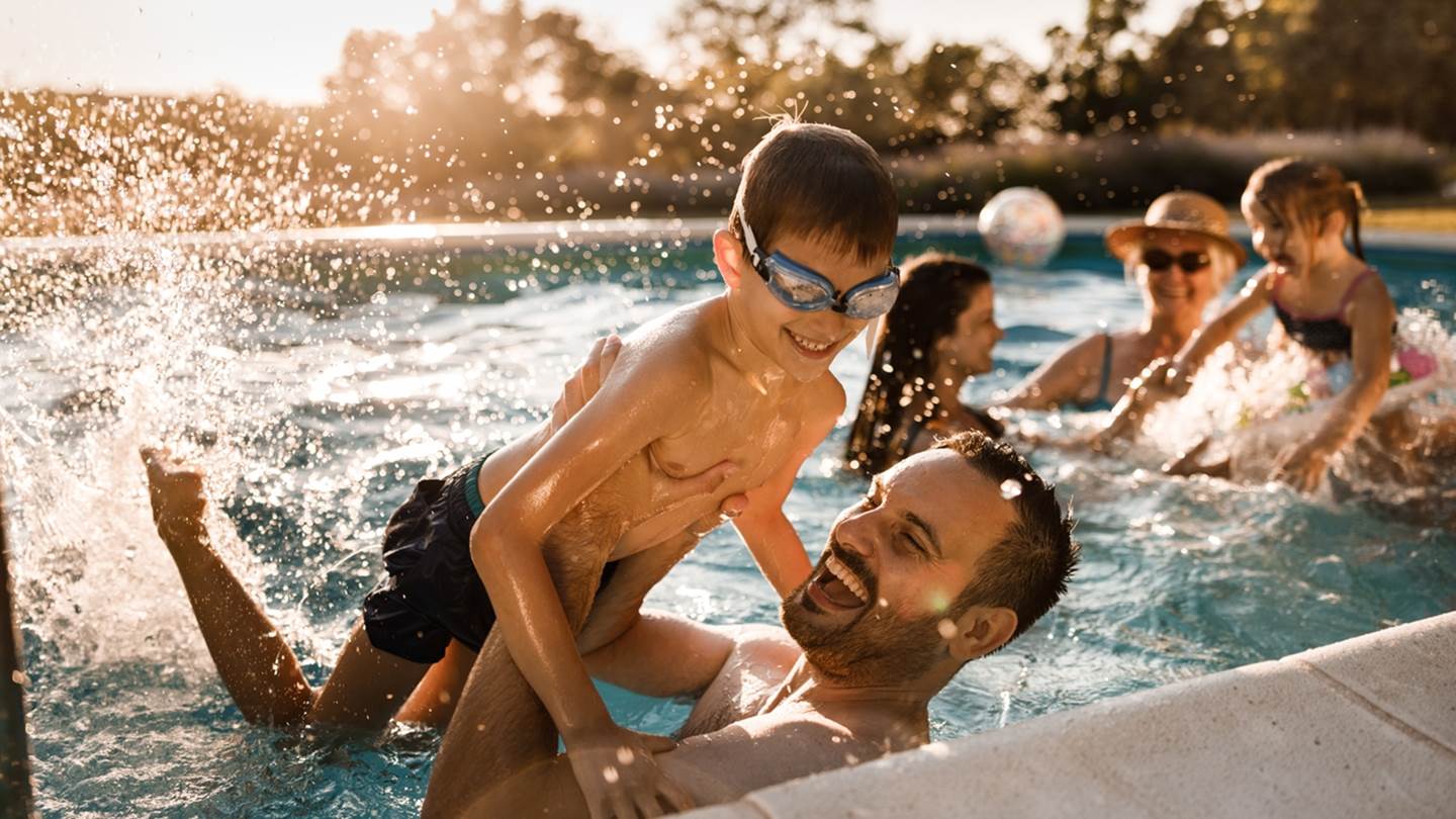 Πισίνα ή θάλασσα; Πού κινδυνεύουμε λιγότερο απ' τα μικρόβια
