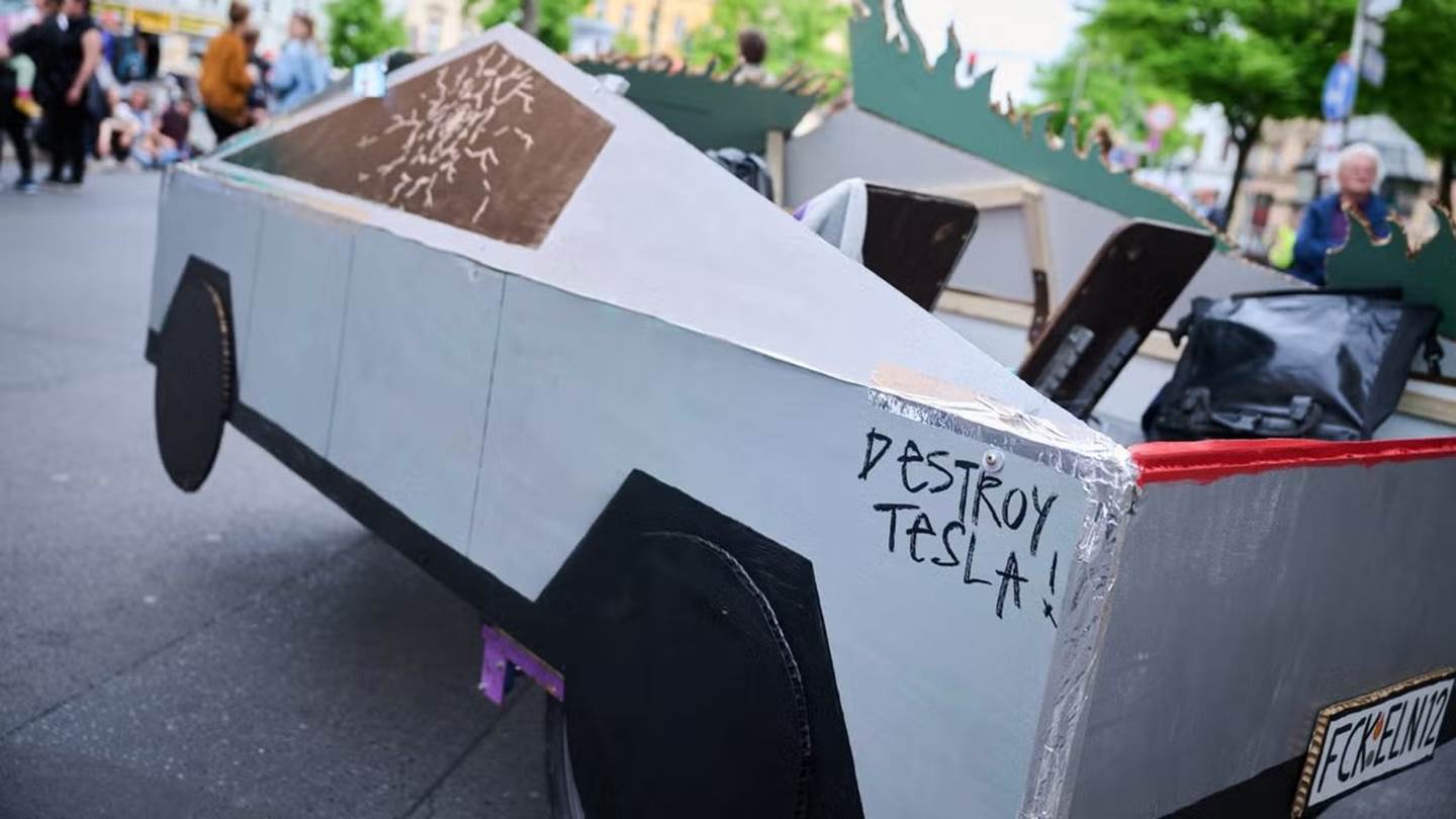 Γιατί βανδαλίζουν αυτοκίνητα της Tesla στις ΗΠΑ;