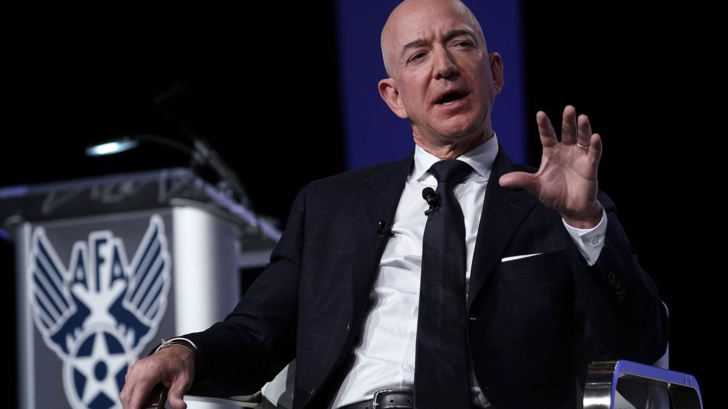 O Jeff Bezos θα προσλάβει 100.000 άνεργους υπαλλήλους