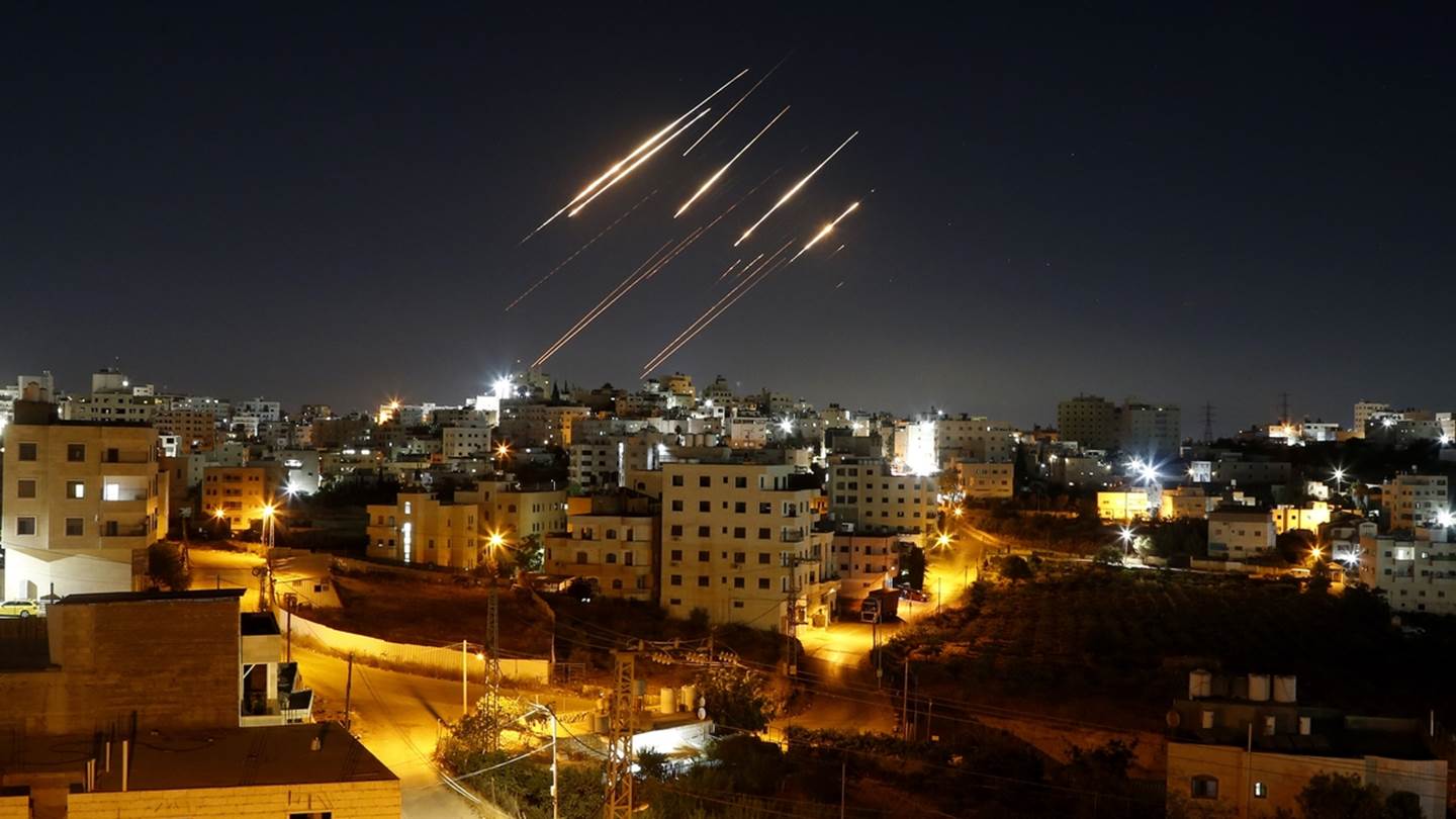 Η στιγμή που το Ισραήλ βομβάρδισε την κρατική τηλεόραση του Ιράν ενώ ήταν 