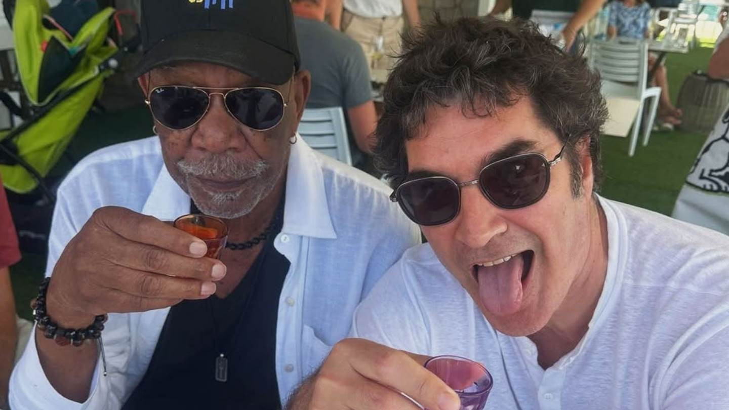 Ο Χριστόφορος Παπακαλιάτης πίνει σφηνάκια παρέα με τον Morgan Freeman στους Παξούς