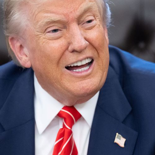 Ο Donald Trump δημοσίευσε βίντεο με τους Barack και Michelle Obama ως πιθήκους (video)