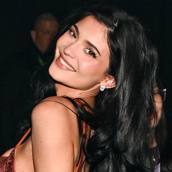 Η Kylie Jenner με σουτιέν από ρόδι είναι ό,τι πιο σέξι -και περίεργο- είδαμε σήμερα (video)