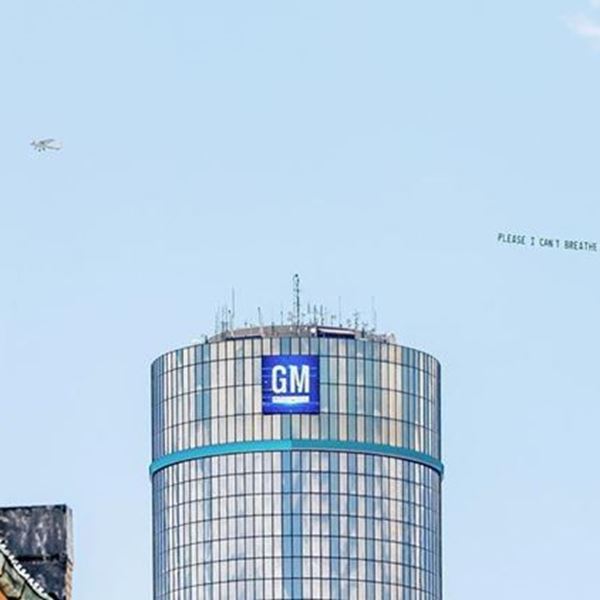 Ο ουρανός της Νέας Υόρκης γέμισε με τα τελευταία λόγια του George Floyd