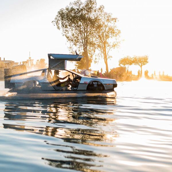 Γιατί να αγοράσεις σκάφος όταν μπορείς να αποκτήσεις ένα DeLorean Hovercraft;