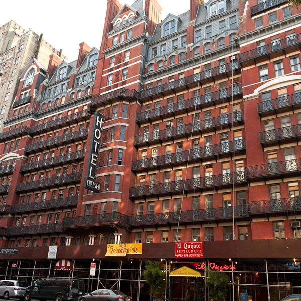 Το θρυλικό ξενοδοχείο Chelsea ξανανοίγει τις πύλες του στη Νέα Υόρκη