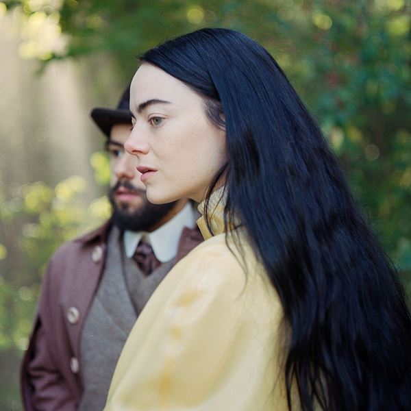 Tα φαντασμαγορικά κοστούμια του Poor Things έρχονται στο Μουσείο Μπενάκη